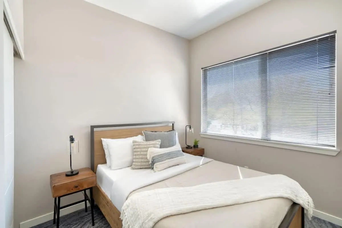 Portland Penthouse Retreat- Roof Deck & Food Pods Apartment