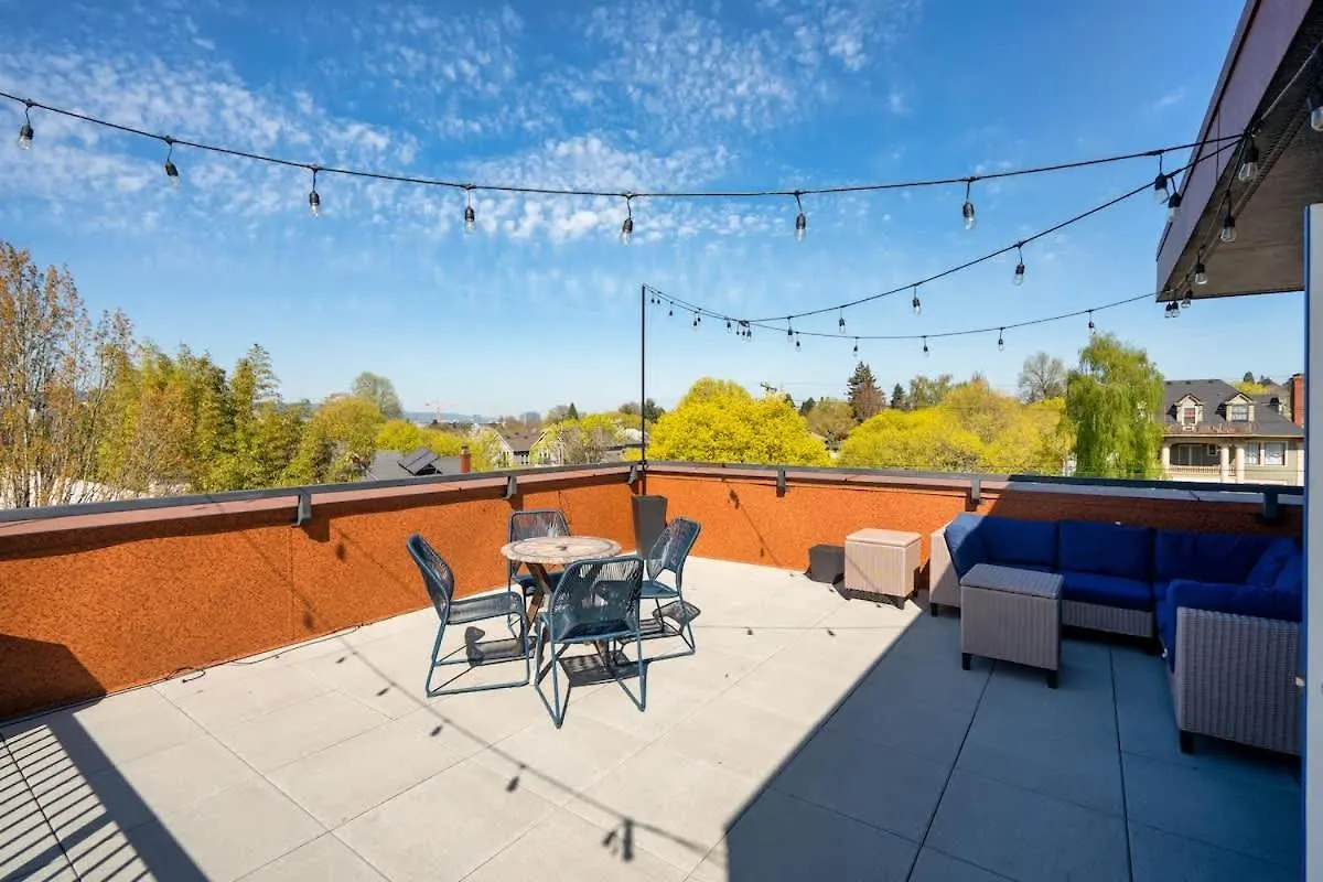 Portland Penthouse Retreat- Roof Deck & Food Pods Apartment