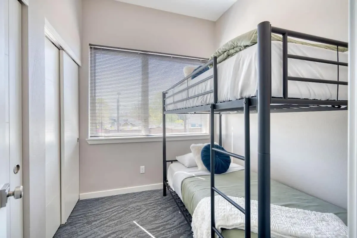Portland Penthouse Retreat- Roof Deck & Food Pods Apartment