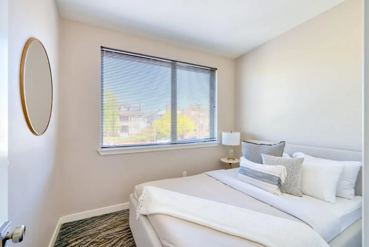 Portland Penthouse Retreat- Roof Deck & Food Pods Apartment