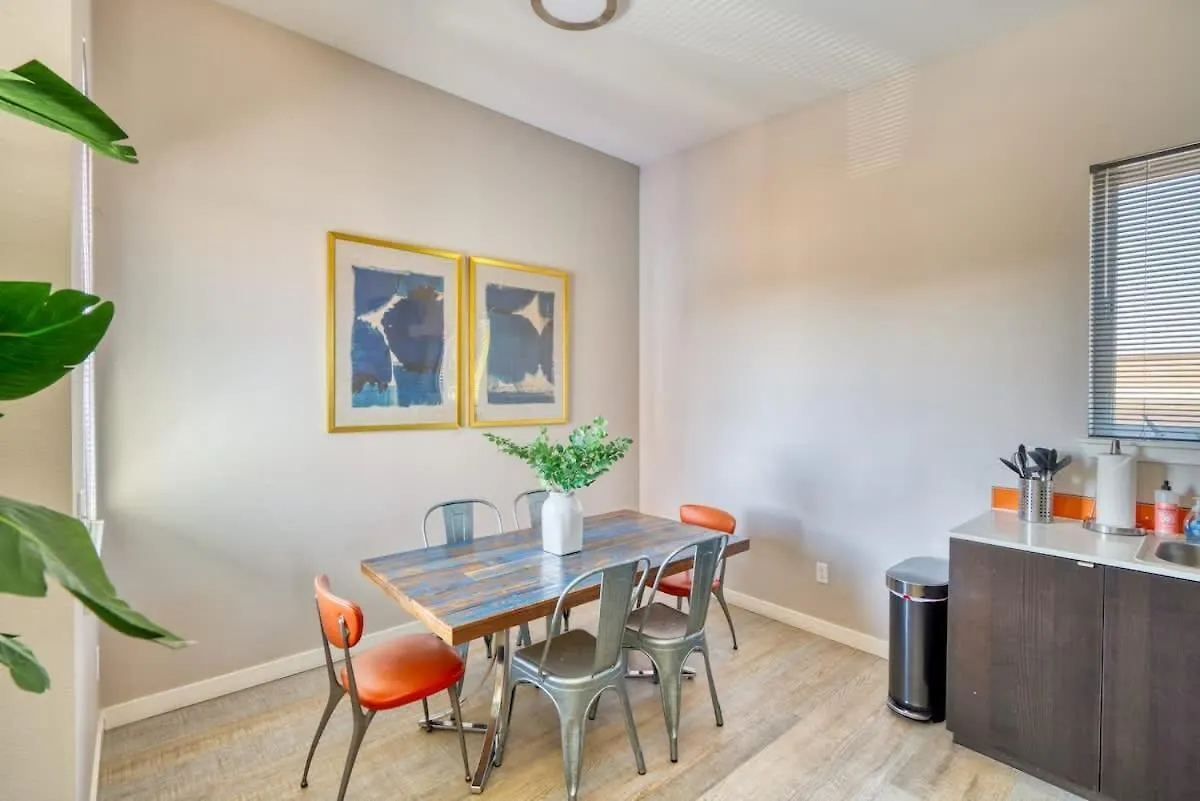 Portland Penthouse Retreat- Roof Deck & Food Pods Apartment