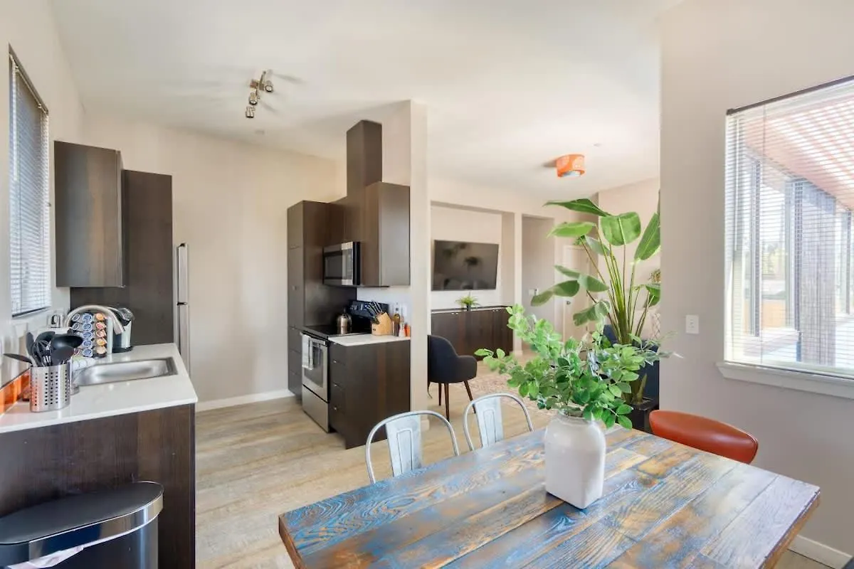Portland Penthouse Retreat- Roof Deck & Food Pods Apartment