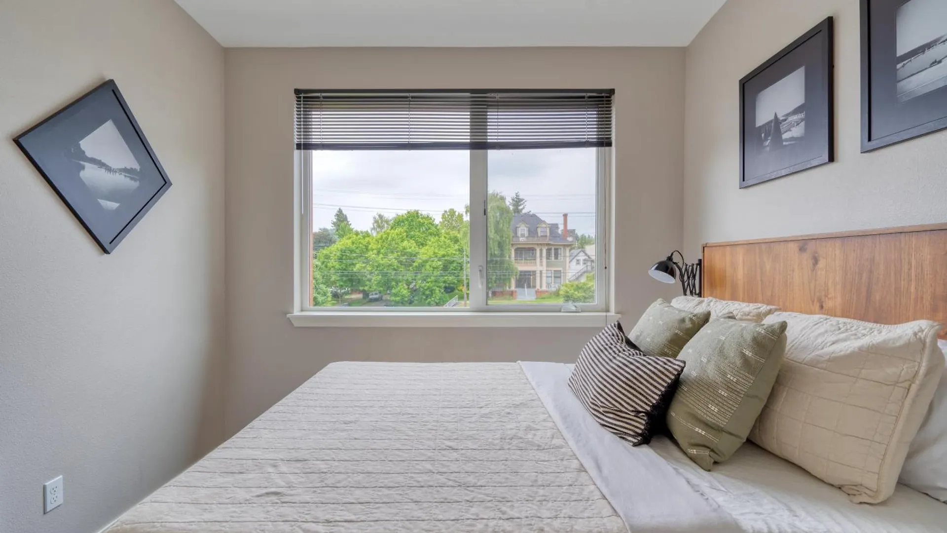 Portland Penthouse Retreat- Roof Deck & Food Pods Apartment