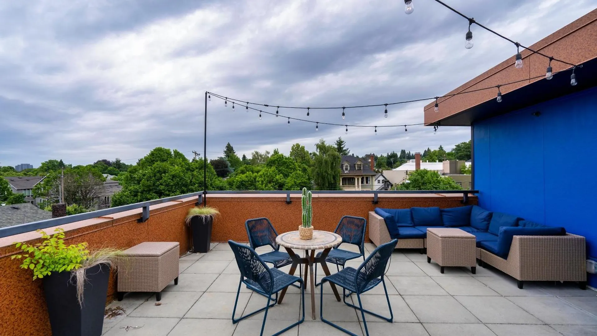 Portland Penthouse Retreat- Roof Deck & Food Pods Apartment