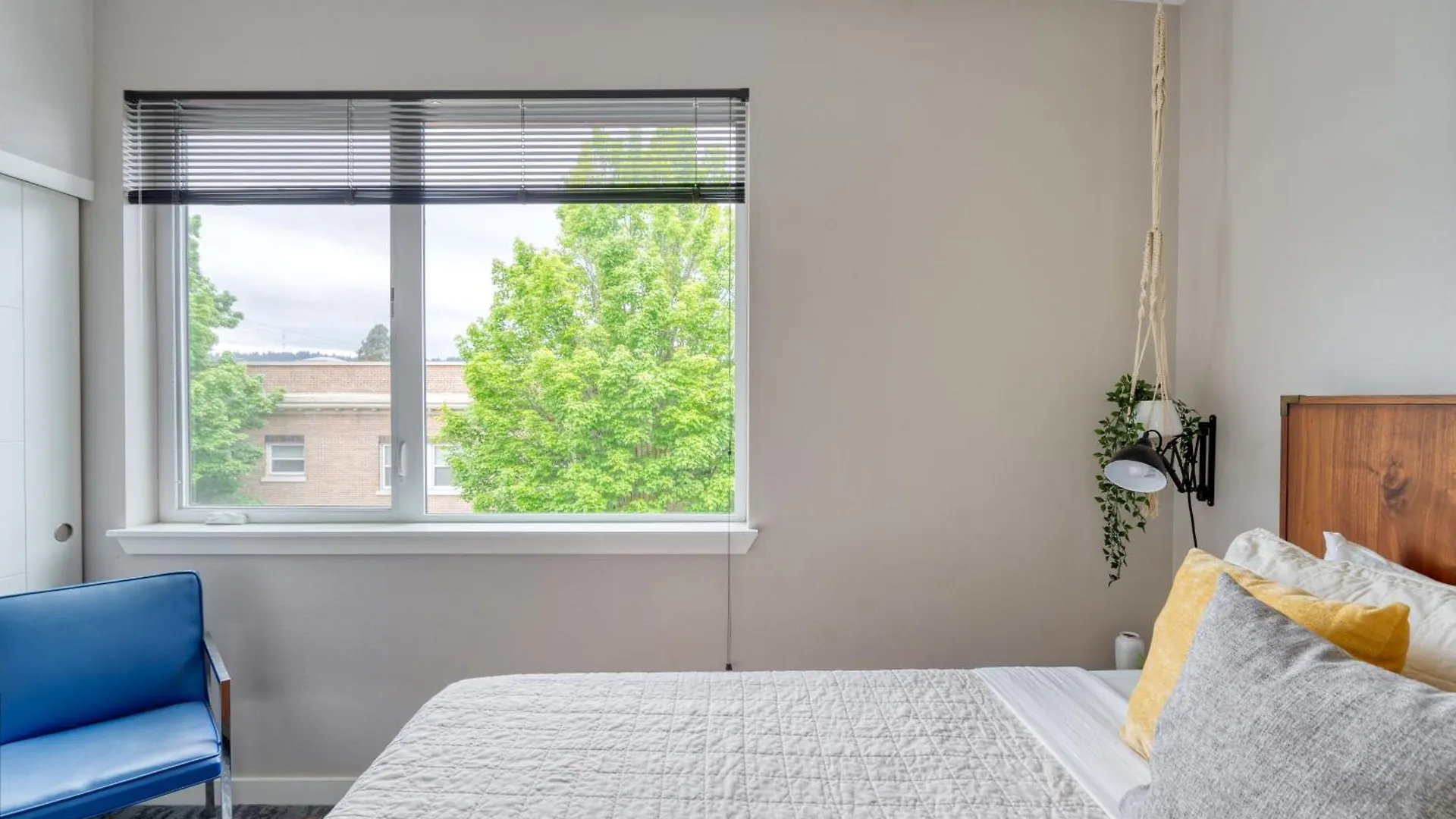 Portland Penthouse Retreat- Roof Deck & Food Pods Apartment
