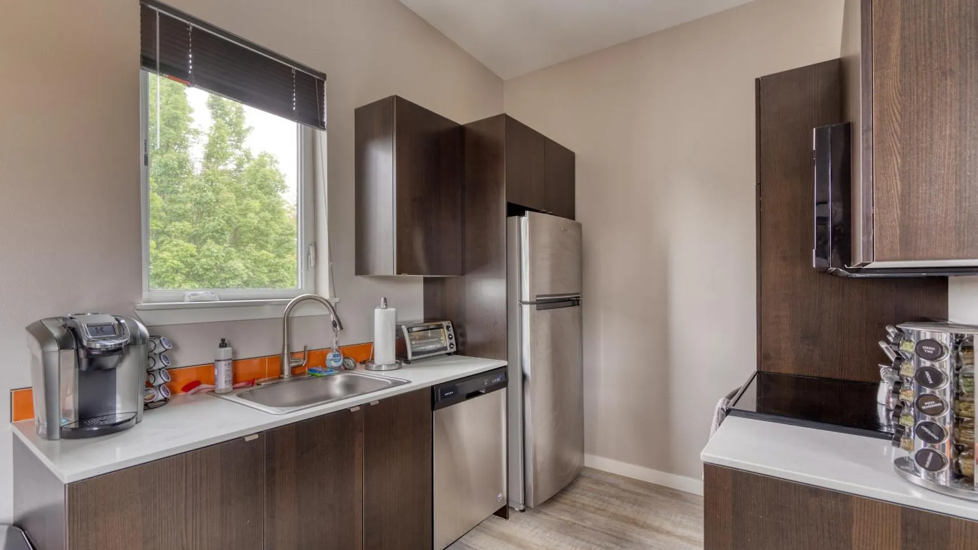 Portland Penthouse Retreat- Roof Deck & Food Pods Apartment 0*,