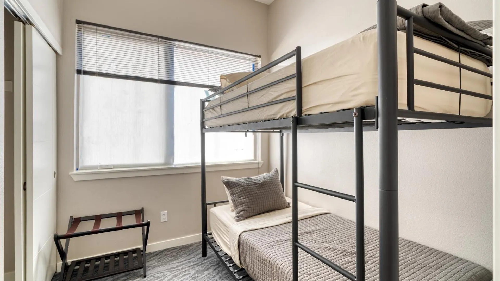 Portland Penthouse Retreat- Roof Deck & Food Pods Apartment