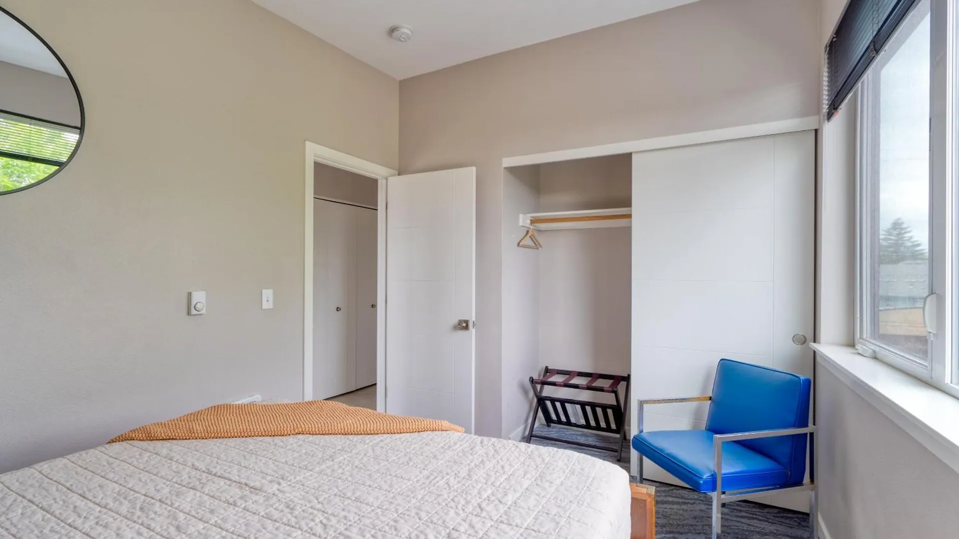 Portland Penthouse Retreat- Roof Deck & Food Pods Villa Apartment