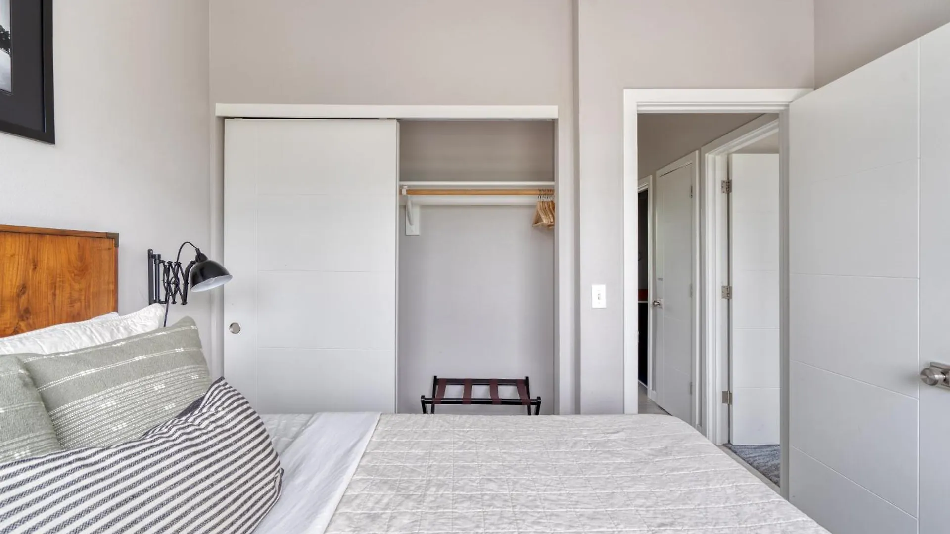 Portland Penthouse Retreat- Roof Deck & Food Pods Villa Apartment