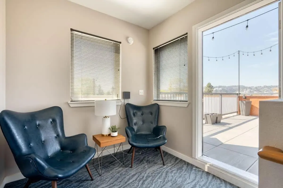 Portland Penthouse Retreat- Roof Deck & Food Pods Villa Apartment