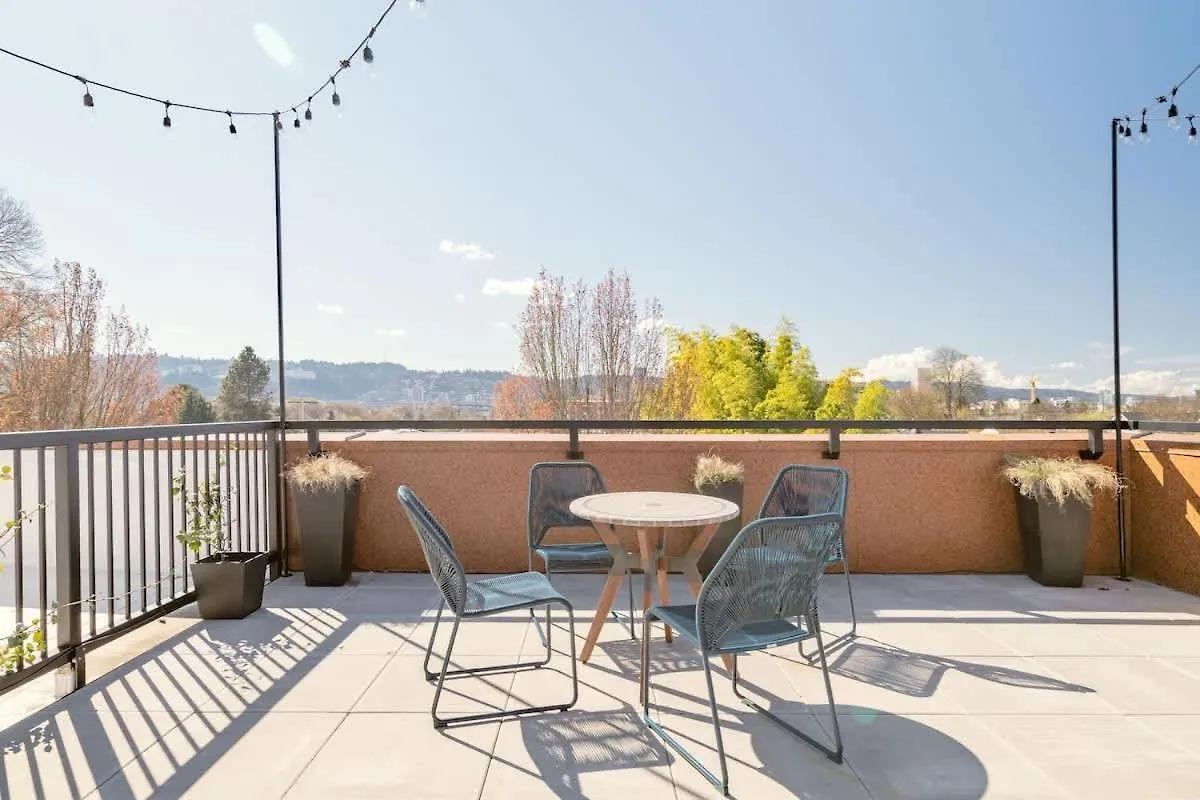 Portland Penthouse Retreat- Roof Deck & Food Pods Villa