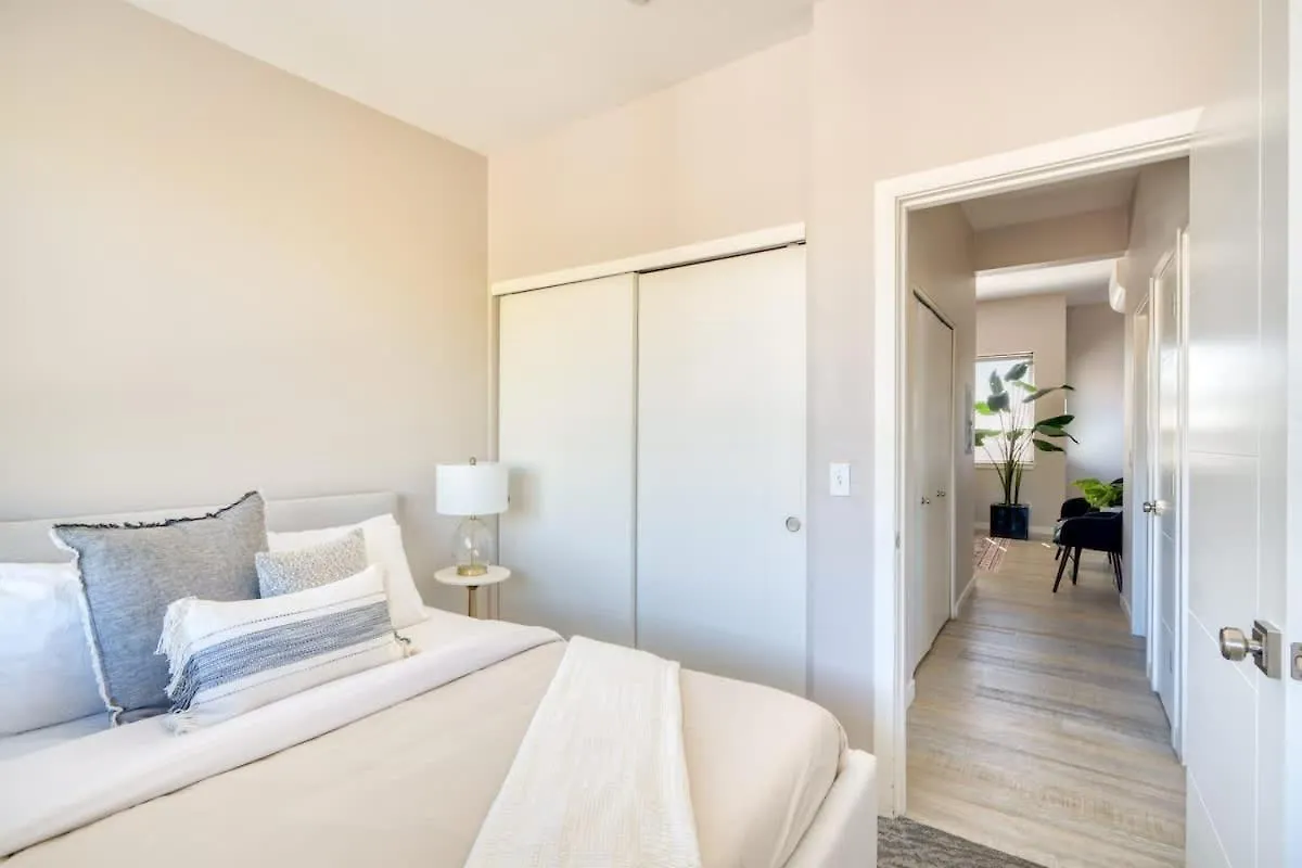 Portland Penthouse Retreat- Roof Deck & Food Pods Villa Apartment