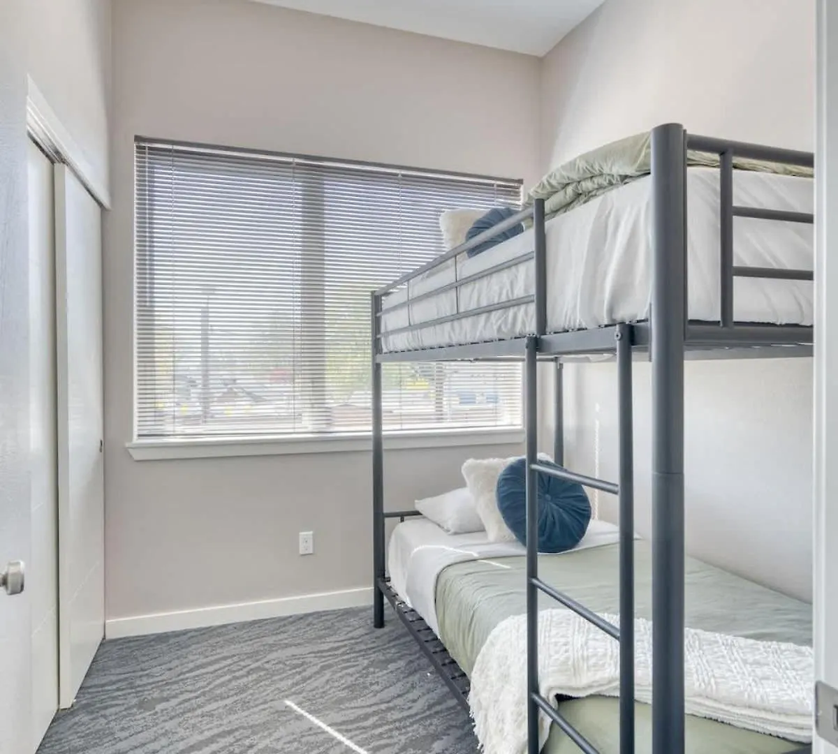 Portland Penthouse Retreat- Roof Deck & Food Pods Apartment
