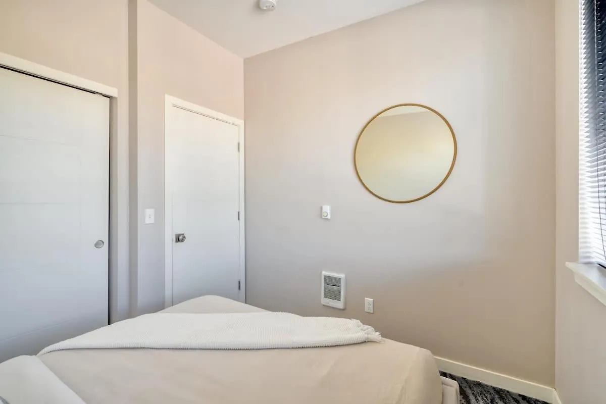 Portland Penthouse Retreat- Roof Deck & Food Pods Apartment