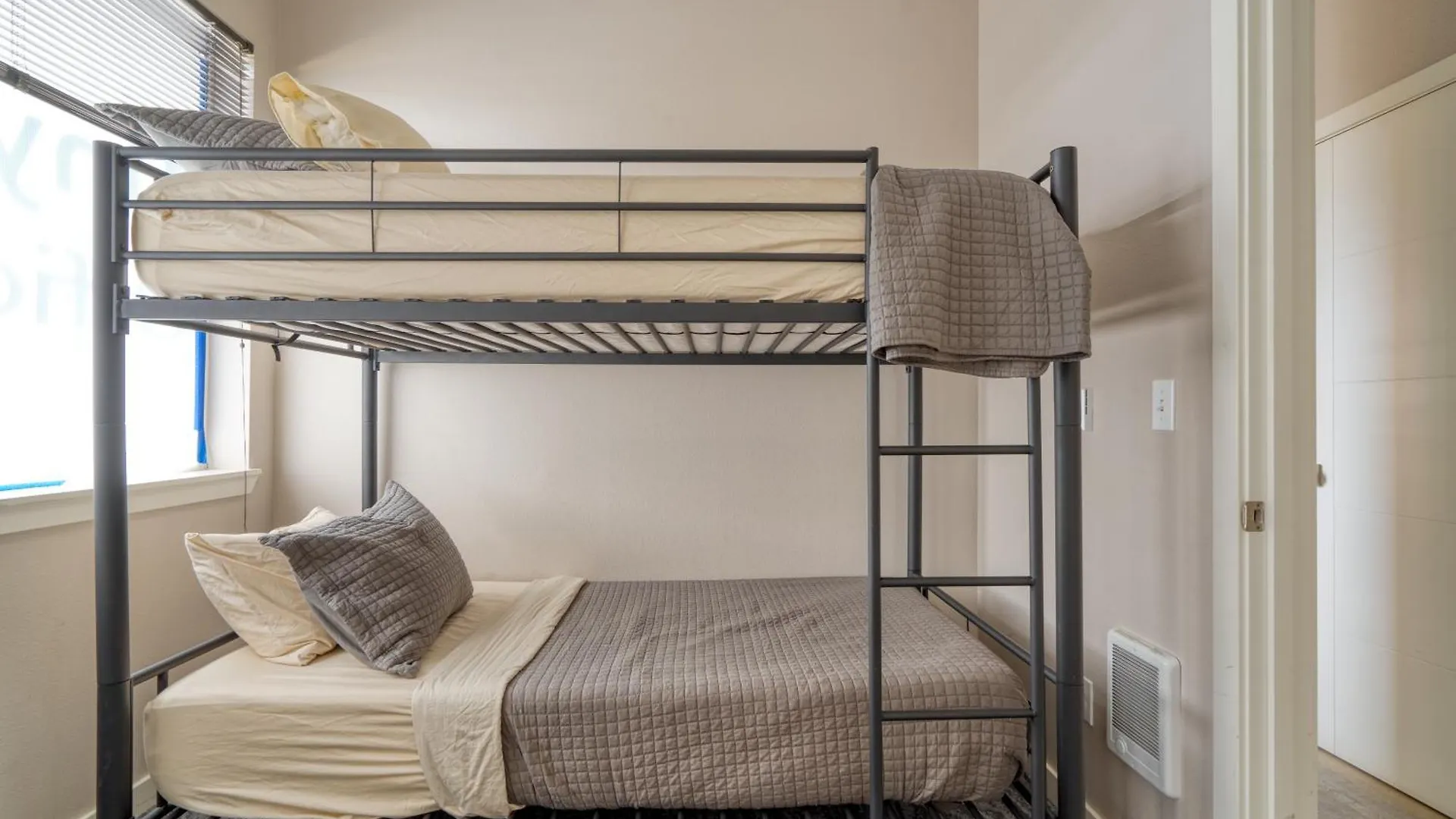 Portland Penthouse Retreat- Roof Deck & Food Pods Apartment 0*,  United States